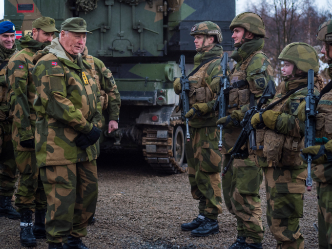Kong Harald og Kronprins Haakon møtte soldater fra Artelleribataljonen fra Brigade Nord. Foto: Thorbjørn Liell / NTB scanpix